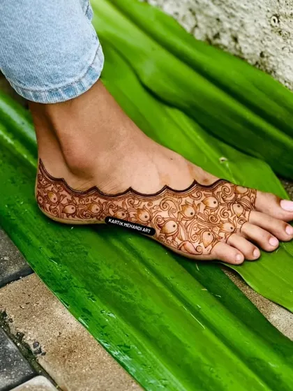 Another angle of the beautiful floral feet mehandi. The design is placed on a large leaf, highlighting the natural and organic aspect of our henna art.