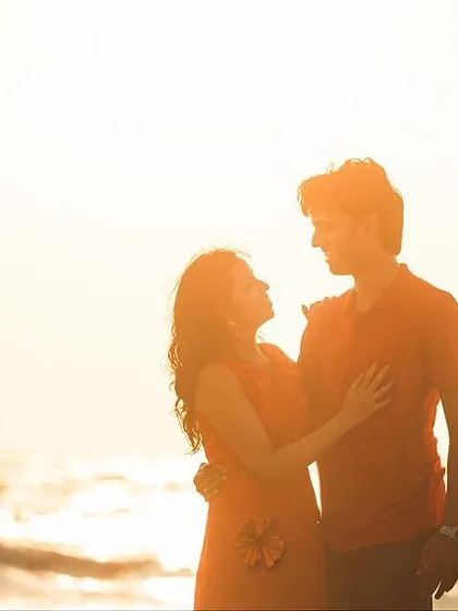 A classic golden hour silhouette at Mahabalipuram beach. The warm, glowing light creates a beautifully romantic and timeless pre-wedding photograph.