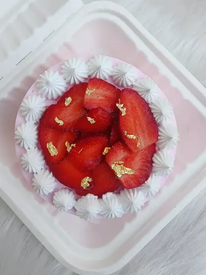 My first strawberry cake of the season. This bento cake is topped with fresh, sliced strawberries and edible gold leaf.