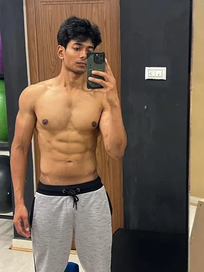 A mirror selfie with a simple caption in Hindi: "Build yourself, for yourself." Your fitness journey is for you and no one else.