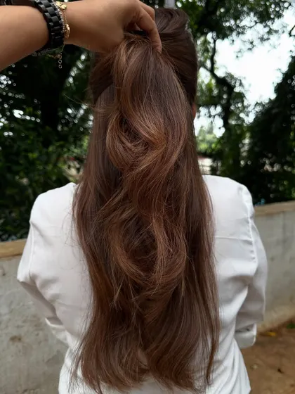 The ponytail view of this wedding guest's hair.