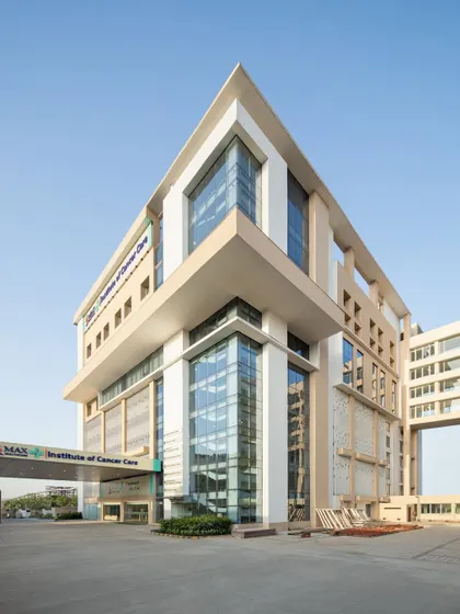 The design of Max Super Speciality Hospital uses an evidence-based approach. Examination pods on the ambulatory floors follow a consistent spatial module, supporting intuitive wayfinding for patients and efficient circulation for staff.