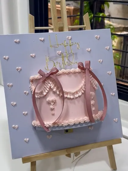 Turning a birthday into a moment of pure elegance. This pastel pink purse cake, presented on an easel, is all about soft textures, minimal beauty, and handcrafted love for a chic celebration.