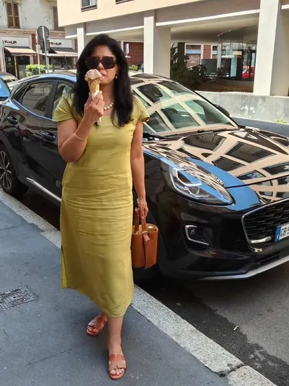 Enjoying a gelato in Milan, with my comfortable linen dress and tan accessories.