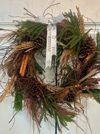 This is one of my favorite rustic wreaths. I love the wild, natural look of the twigs, pinecones, and cinnamon sticks mixed with fresh Christmas foliage. It’s simple, woody, and perfect for a cozy holiday feel.