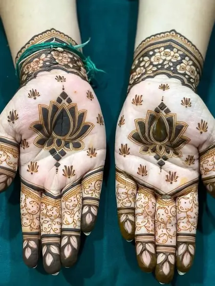 A simple yet stunning design with a bold lotus flower on each palm. This is a great choice for Karva Chauth, Diwali, or Eid.