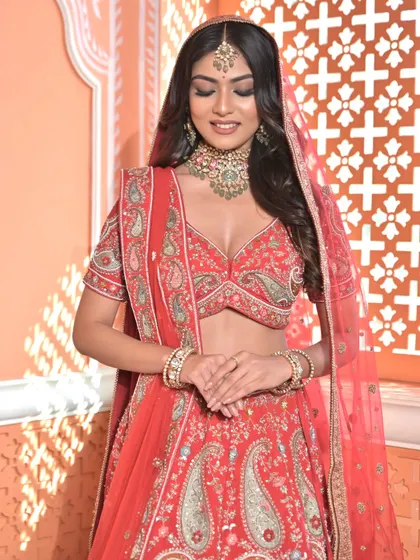 A complete bridal look featuring a heavy, gold-plated Kundan necklace, haath phool, and maang tikka, all available for rent.