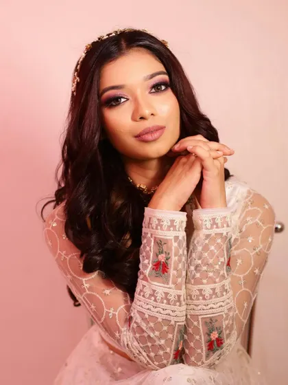 Hairstyle goals. This open hairstyle with voluminous curls and a simple hairband is perfect for the modern bride who wants a romantic and effortless look.