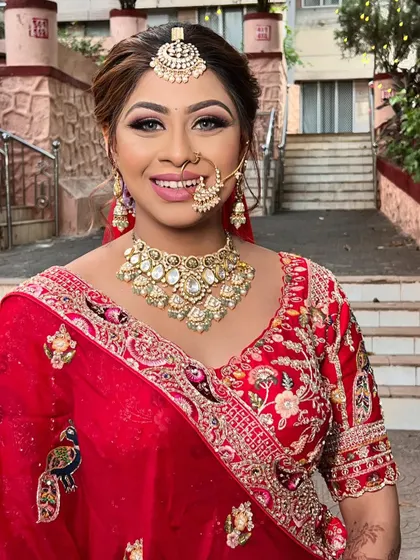A close-up of this classic bridal makeup. The eyes are defined with a sharp liner and soft brown eyeshadow, while the skin remains fresh and dewy. This ensures the look is bold yet feels comfortable and light.