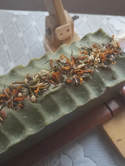 A full loaf of my Moringa Mahua Butter soap, topped with dried botanicals. This bar combines nourishing moringa, indigenous Mahua butter, and French green clay for a truly special cleanse.