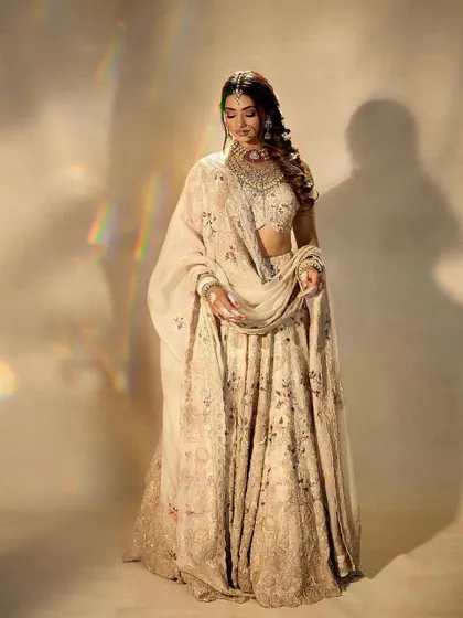A soft, romantic look with an ethereal feel. This style focuses on creating a flawless, luminous base and soft-focus features that look like they are lit by candlelight.