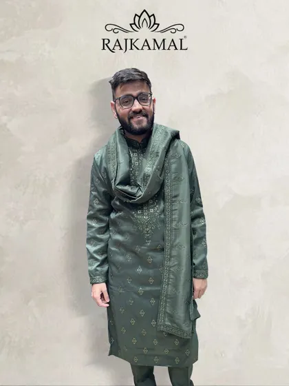 A client wearing my hunter green jacquard kurta set. This outfit, with its matching stole, is understated yet perfectly matches the fanfare of a wedding.