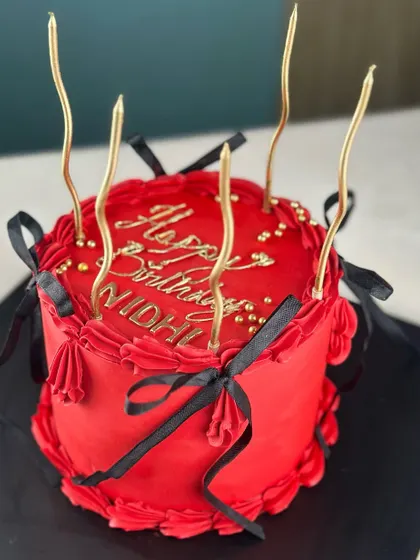 Bold, beautiful, and effortlessly timeless. This vintage minimal red cake makes a statement with its vibrant color, simple piping, and elegant black ribbon details.