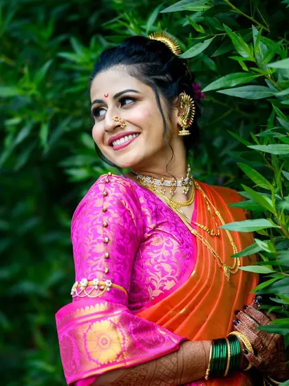 The details on Shamika's blouse and her beautiful smile are the focus of this lovely portrait. She looks absolutely stunning.