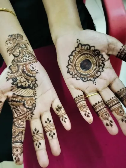 Another example of fun, mismatched party mehendi. This is a great way for clients to try two different styles at once.