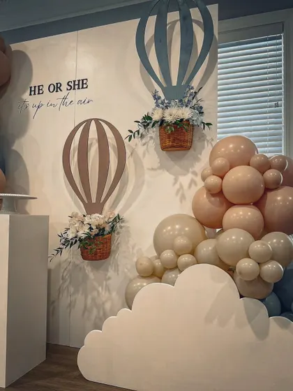 For parents who want a surprise, this "He or She" gender-neutral baby shower theme is perfect. The hot air balloon cutouts and pastel color scheme create a whimsical and charming "up in the air" feeling.