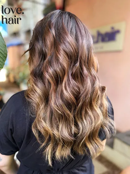 Another look at this gorgeous sun-kissed balayage. The waves add so much movement and show off the different brunette shades. (No filter)