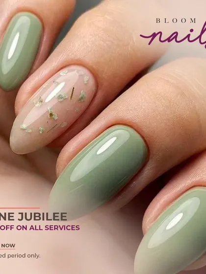A closer look at the encapsulated dried flowers in this nature-inspired set.