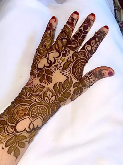A close-up of the Doha design, showing the intricate details and heart motifs.