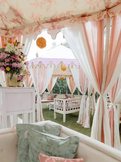For this Chooda ceremony, we designed a custom floral print that was transferred onto these elegant tents. The delicate print, along with the tassels and trimmings, created a warm and sophisticated day brunch ambiance.