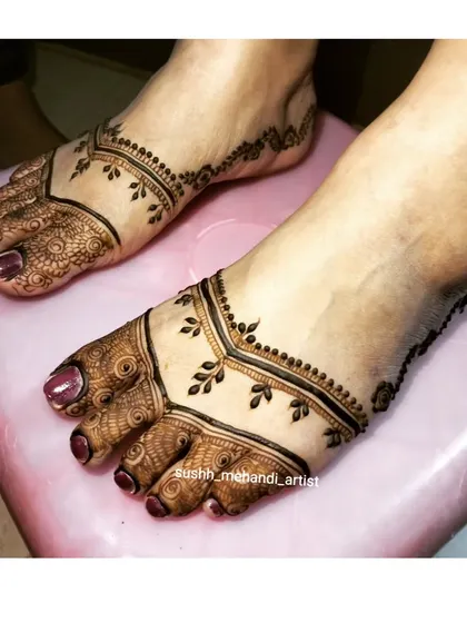 A simple and elegant foot design. This style is perfect for guests or for someone who wants a minimal yet beautiful look.
