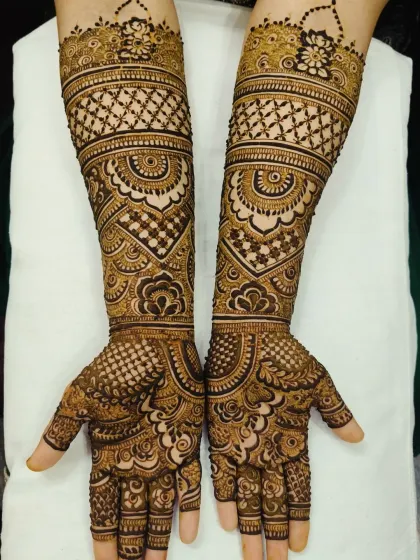 My passion is creating perfectly symmetrical and detailed bridal designs. I focus on clean lines and a balance of dense patterns with open space, which makes the whole design pop and gives it a beautiful 3D effect.