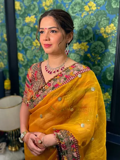 Another angle of this beautiful, classic look. It's perfect for a family function or a festive celebration.