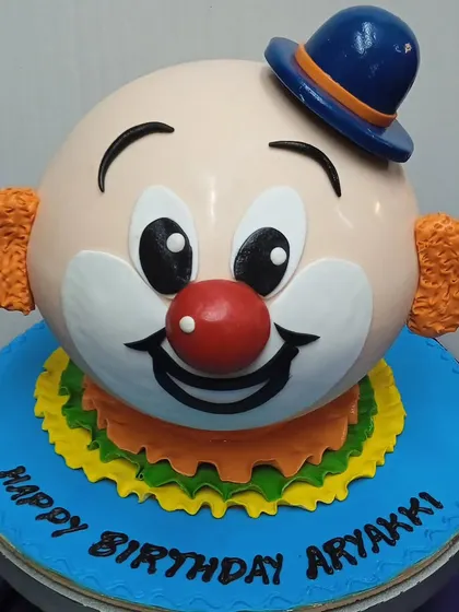 What's inside? This clown head is actually a piñata cake. Smash it open to reveal a surprise cascade of candies and chocolates. It's an interactive and fun centerpiece, especially for kids' parties.