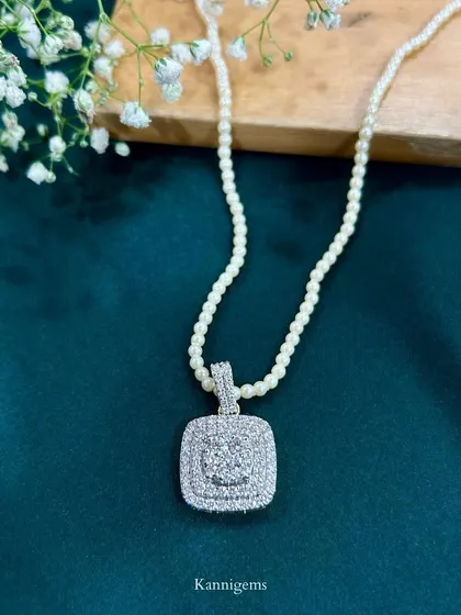 This necklace, made of brilliant diamonds and white pearls, is designed to tell a story passed down through generations. It is not just jewellery; it is history that shines through time.