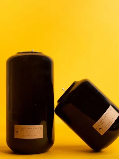 Our Volumetric Curve candles in a bold, black glass. This dramatic color makes a sophisticated statement, perfect for modern and minimalist interiors, while filling the room with a luxurious scent.