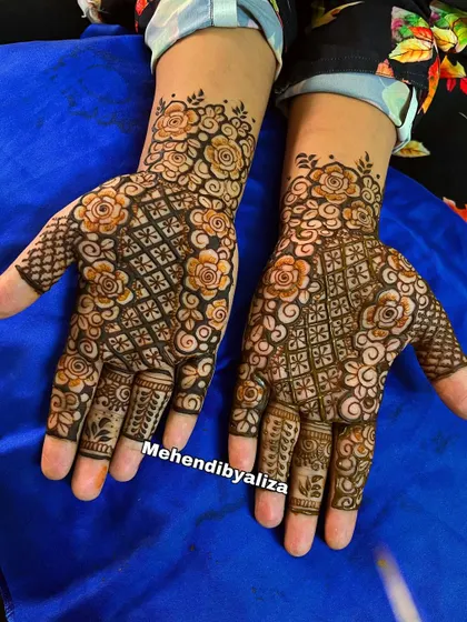 A lovely floral design combined with a jaali (net) pattern on the palm. The roses are shaded to give them depth, making them look almost real.