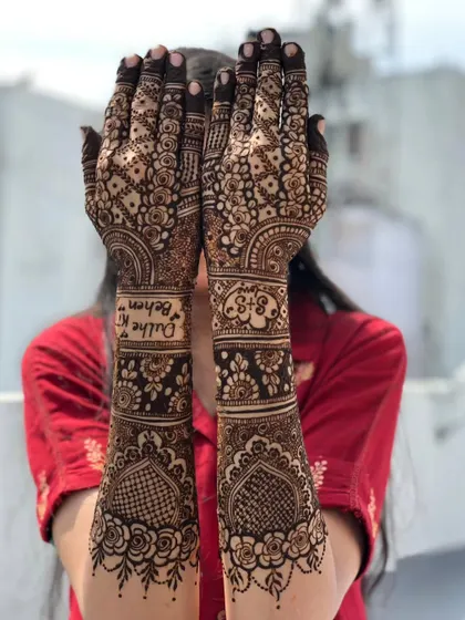 A lovely design for the 'Dulhe ki Behen' (groom's sister) with the couple's initials and wedding date.
