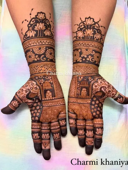 Henna happiness for the bride's crew! This design features peacocks and lotuses, a classic and elegant choice for bridesmaids and guests.