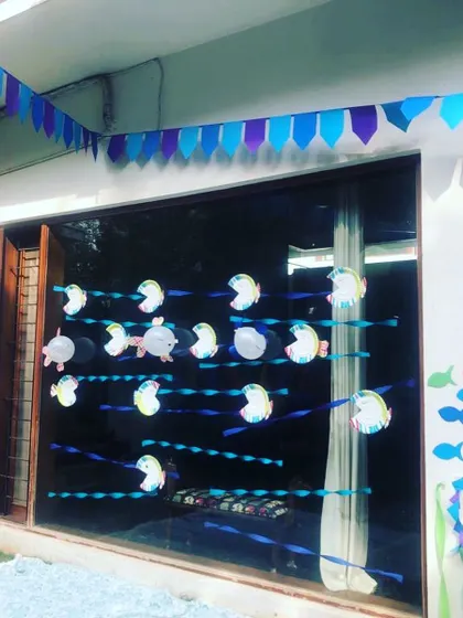 The window decorations showing paper plate fish "swimming" on blue streamers. This is a simple yet effective way to carry the under-the-sea theme throughout the entire party space.