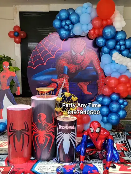 An action-packed Spider-Man theme decoration, featuring a large circular backdrop, character cutouts, and themed plinths.