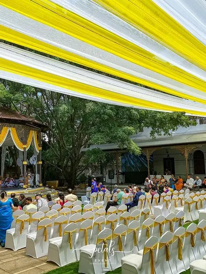 A duplicate image of the beautiful and vibrant seating arrangement.