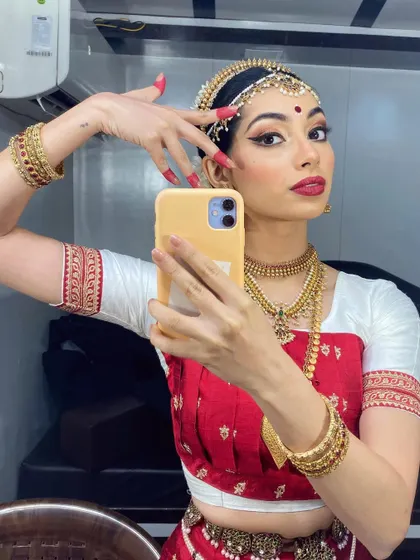 A duplicate of a backstage selfie.