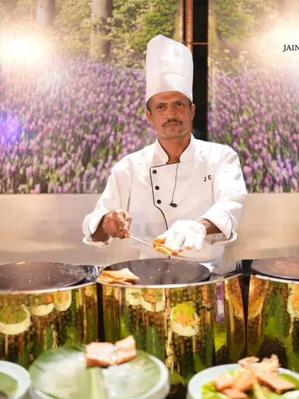 Flavours that speak for themselves. Our chef at a live tawa station, ready to whip up delicious and hot vegetarian snacks for your guests.
