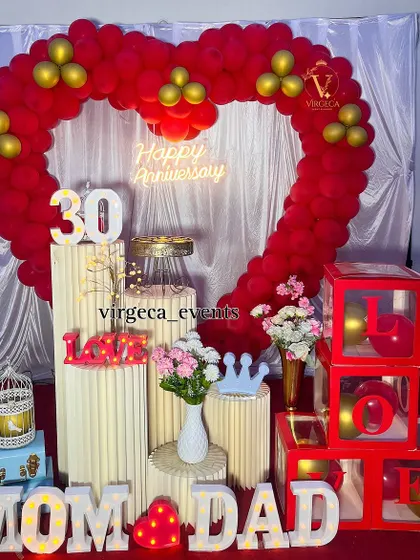 A heartwarming 30th-anniversary surprise for 'Mom & Dad', featuring a red heart-shaped balloon arch.
