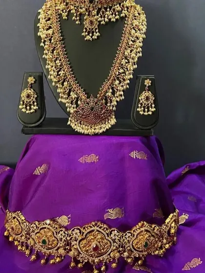 A classic guttapusalu haaram, featuring clusters of pearls that dangle beautifully. This is a timeless piece of South Indian jewellery that you can rent for an elegant look.