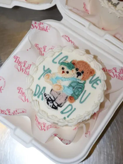 A sweet "I love you DAD!" bento cake featuring a father and son bear hugging. It's a heartwarming design that perfectly captures the love for a dad.