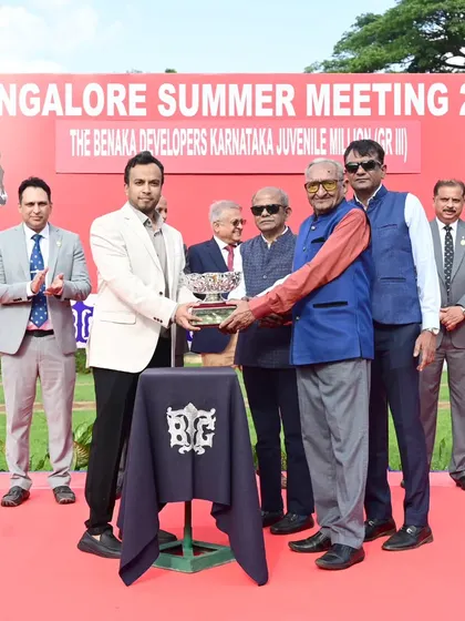 Mr. Harish N of Benaka Developers presents the trophy for the Karnataka Juvenile Million to the owners of Sovereign King.