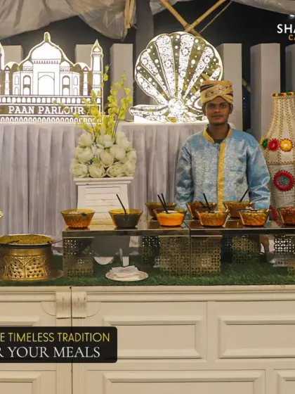 Taste the timeless tradition after your meals at our elegant Paan Parlour. With a traditionally dressed attendant and a beautiful setup, this station offers a classic and refreshing end to the feast.