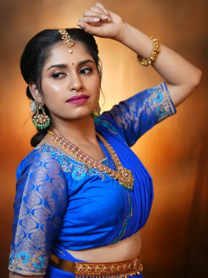 A full view of the model wearing the Jadau set. The long necklace, or haara, adds a regal touch, and we completed the look with a matching maang tikka and bracelet.