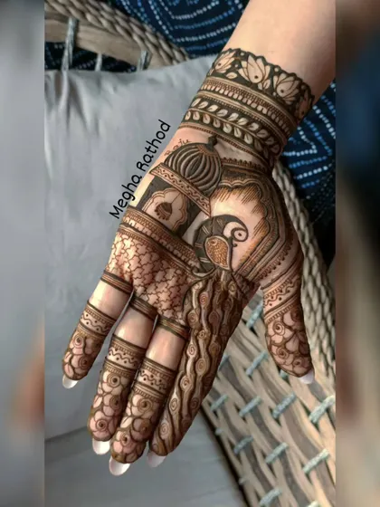A beautiful semi-bridal design for the back of the hand. It features a peacock and a dome, combining two classic motifs into an elegant composition that flows from the wrist to the fingers.