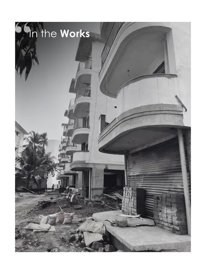 A black and white shot of the Vista Arrozal site, highlighting the fluid, curved forms of the balconies that define the building's architectural character.