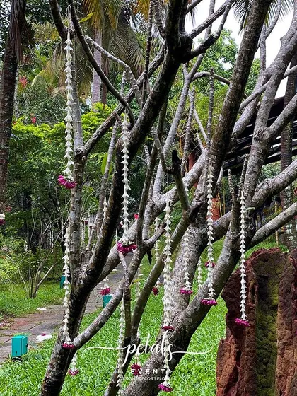 A duplicate image of the delicate and beautiful floral streamers.