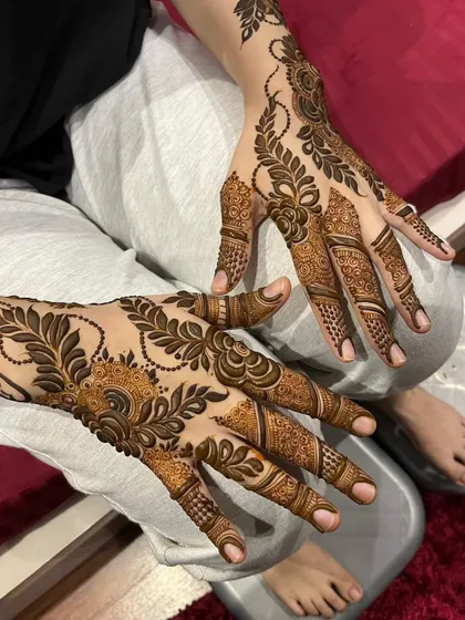 A modern and stylish Arabic design that focuses on the fingers and the back of the hand, leaving the palm open.