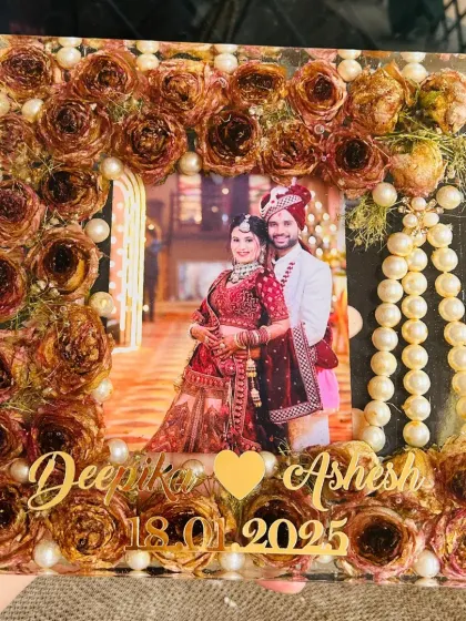 Preserve your most precious memories with a custom resin photo frame. This piece features a wedding photo surrounded by preserved flowers from the event, with the couple's names and wedding date elegantly displayed.