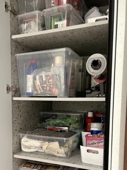 This is the utility cupboard, one of the most important spaces in any home. We organized it with clear bins to store cleaning supplies and other essentials, making everything easy to find.